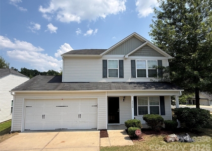 4820 Lynn Lee Circle - Photo 1