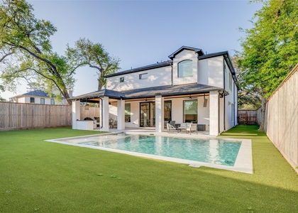 907 W 43rd Street - Photo 1
