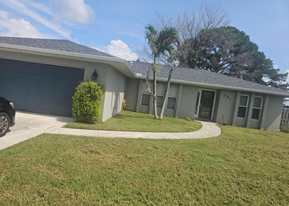 301 Sw Violet Avenue - Photo 1