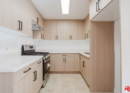 914 E Elk Avenue - Photo 1
