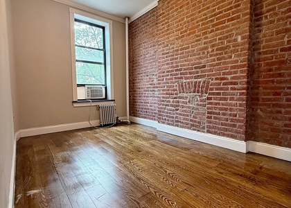 West 52 Street - Photo 1