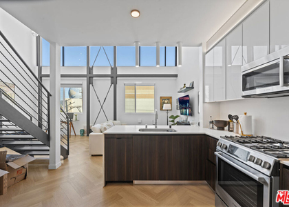 5570 Melrose - Photo 1