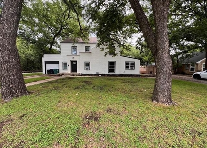 622 N Austin Street - Photo 1