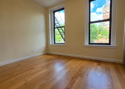 Greenwich Avenue - Photo 1