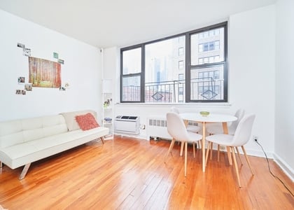 400 W 45th Street - Photo 1