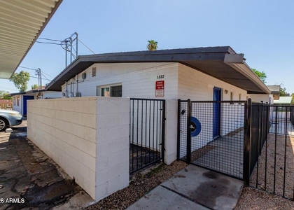 1222 W 4th Street - Photo 1