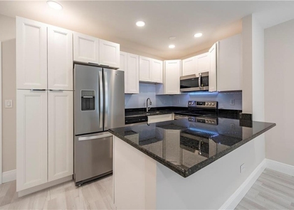 628 Ne 8th Avenue - Photo 1