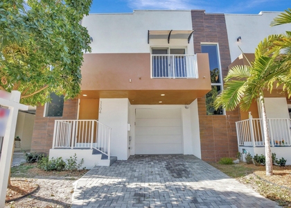 1102 S 20th Avenue - Photo 1