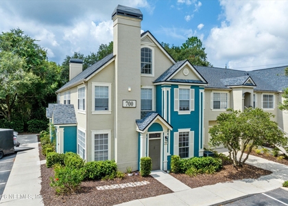 13700 Richmond Park Drive N - Photo 1