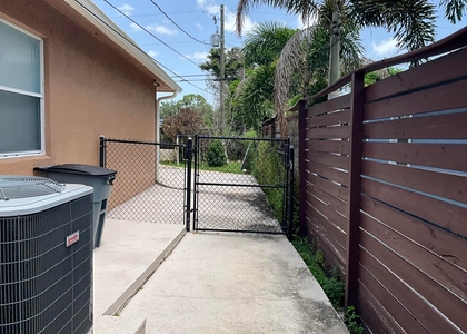 315 Sw Dwight Avenue - Photo 1