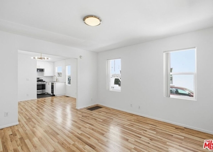 3611 W 4th Street - Photo 1