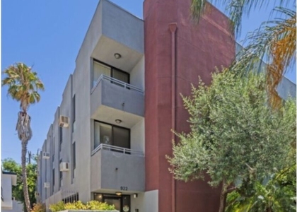 922 N Hudson Avenue - Photo 1