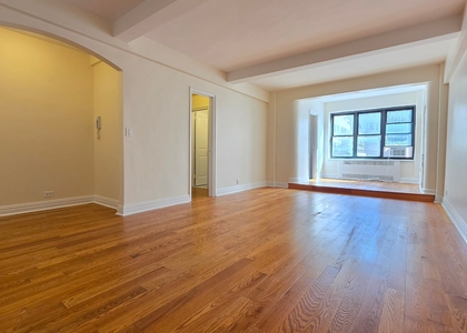East 56 Street - Photo 1