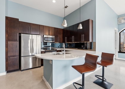 507 Sabine St - Photo 1