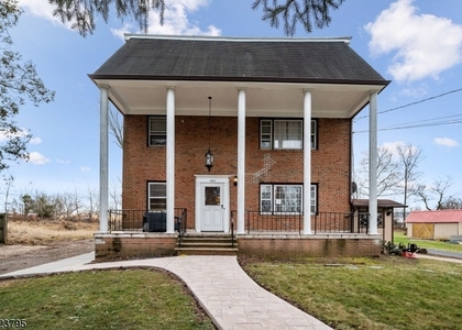 480 Parkway Dr - Photo 1