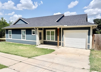 600 E Shepherd Street - Photo 1