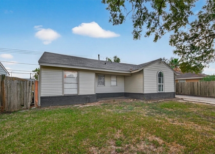 515 Ogilvie Street - Photo 1