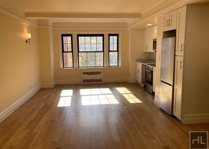 Christopher St - Photo 1