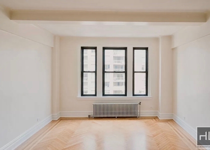East 68 Street - Photo 1