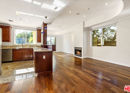 632 N Kings Road - Photo 1