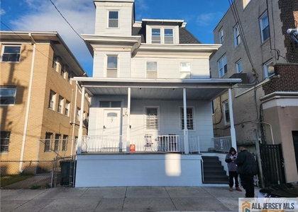 7 N Georgia Avenue - Photo 1