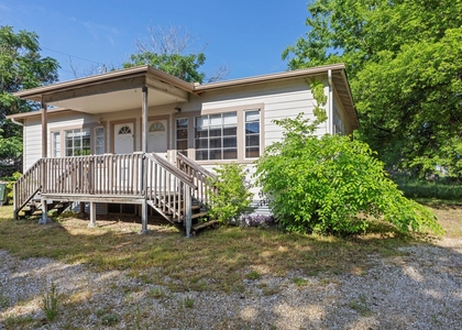 108 W Austin St - Photo 1