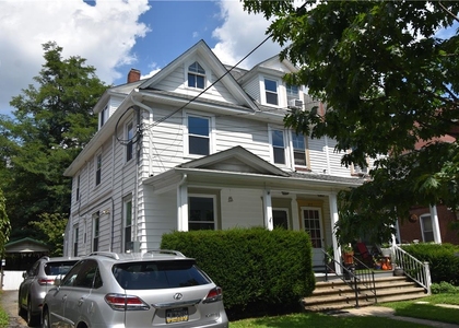 219 W Burke Street - Photo 1