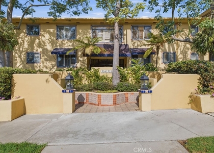 1615 N Laurel Avenue - Photo 1