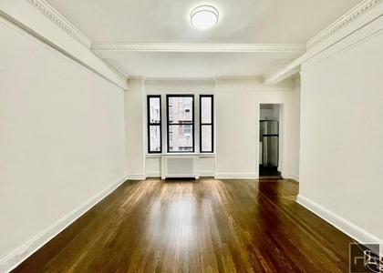East 46 Street - Photo 1