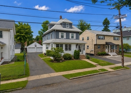 305 Manning Ave - Photo 1