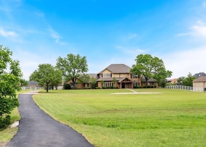 915 W Pleasant Run Road - Photo 1