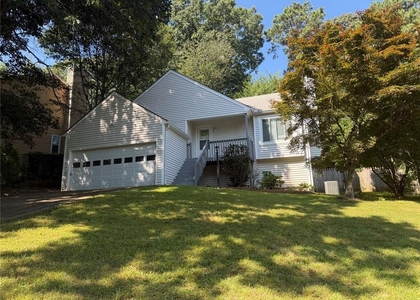 1819 Crescent Hill Drive Nw - Photo 1