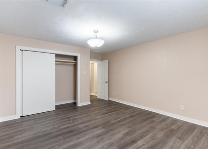 305 N Live Oak Street - Photo 1