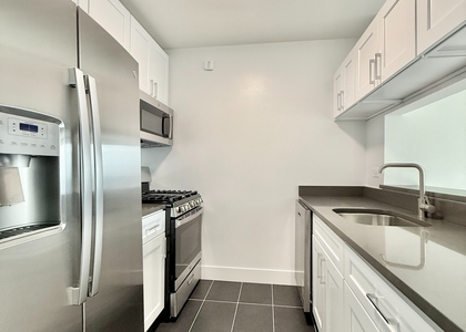 West 42nd Street - Photo 1
