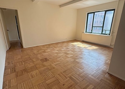 Metropolitan Avenue - Photo 1