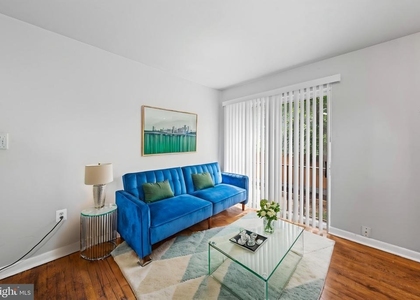1221 47th Place Ne - Photo 1