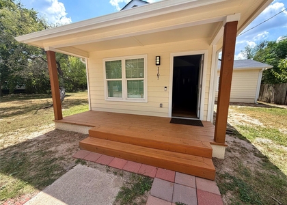 1107 Neches St - Photo 1