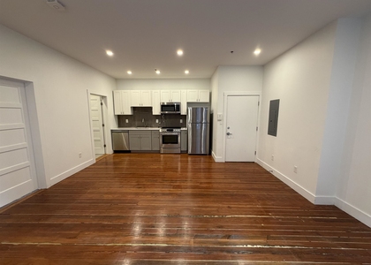 4 Elliot - Photo 1