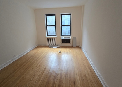 East 46 Street - Photo 1
