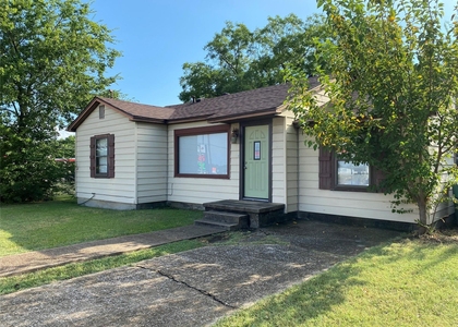 1910 N Travis Street - Photo 1