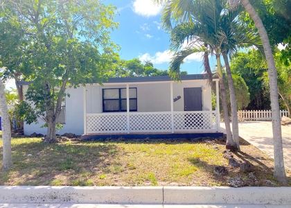3630 Sw 46th Avenue - Photo 1
