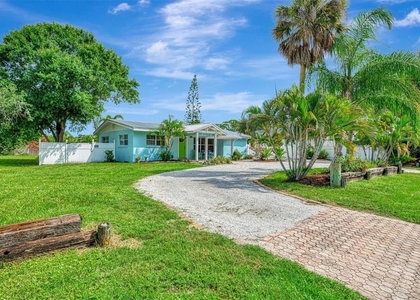1731 Redwood Street - Photo 1