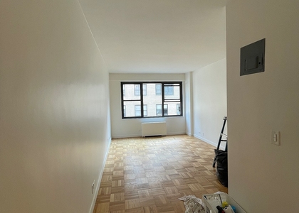 East 49 Street - Photo 1