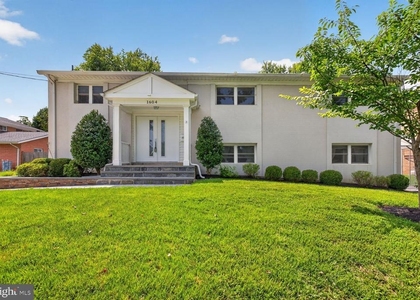1604 Martha Terrace - Photo 1