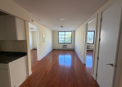 Metropolitan Avenue - Photo 1