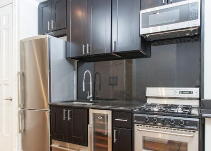 West 52nd Street - Photo 1