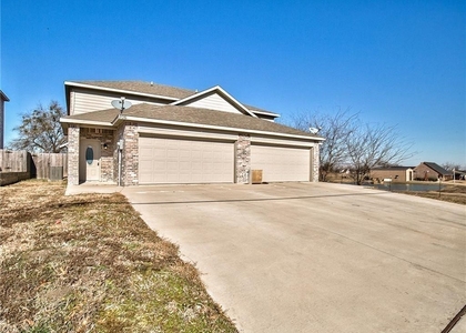 702 E College Street - Photo 1