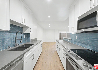 136 S Palm Drive - Photo 1