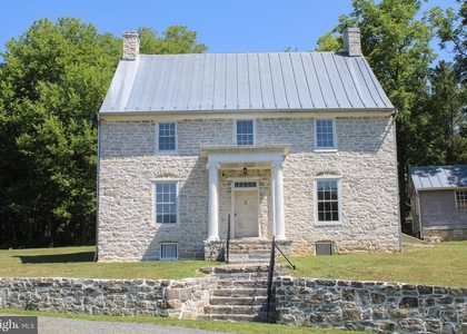242 Fort Bowman Road - Photo 1