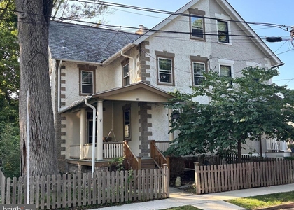 121 W Oakland Avenue - Photo 1